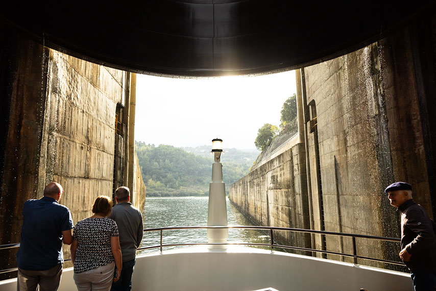 schleusenausfahrt / leaving a lock on river douro 